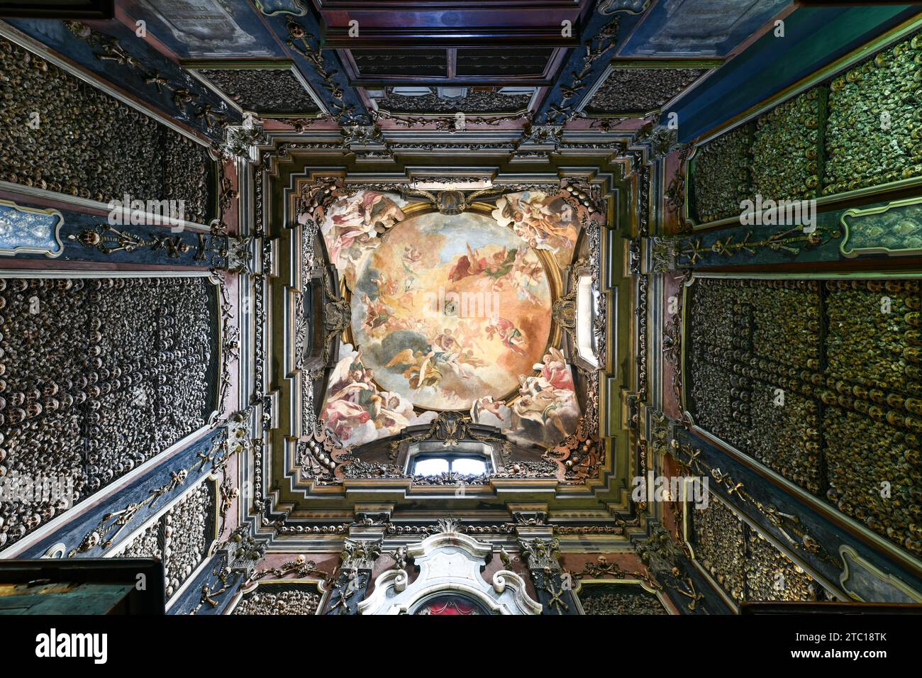 Mailand, Italien - 4. August 2022: San Bernardino alle Ossa ist eine Kirche in Mailand auf der Piazza S. Stefano, die für ihr Ossuarium bekannt ist, das mit menschlichen Sku verziert ist Stockfoto