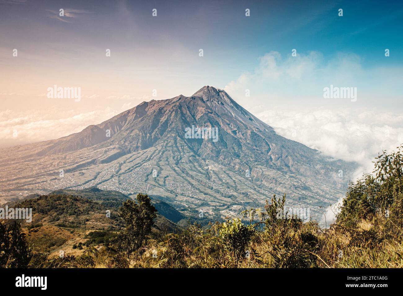 Panoramablick auf den Berg Merapi von seinem gegenüber liegenden Berg Merbabu im zentralen Teil der Insel Java in Indonesien, Südostasien Stockfoto