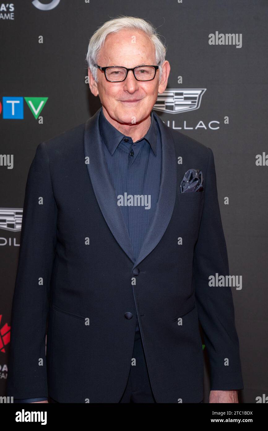 Toronto, Kanada. Dezember 2023. Victor Garber besucht Kanadas Walk of Fame Gala im Metro Convention Centre in Toronto. Die Canada's Walk of Fame Gala ist eine offizielle Veranstaltung in Toronto, bei der bedeutende kanadische Persönlichkeiten gewürdigt werden. Der Abend beginnt mit einem Empfang mit rotem Teppich, der in einer Preisverleihung gipfelt, die an die Beiträge von Persönlichkeiten zur kulturellen Landschaft des Landes erinnert. Quelle: SOPA Images Limited/Alamy Live News Stockfoto