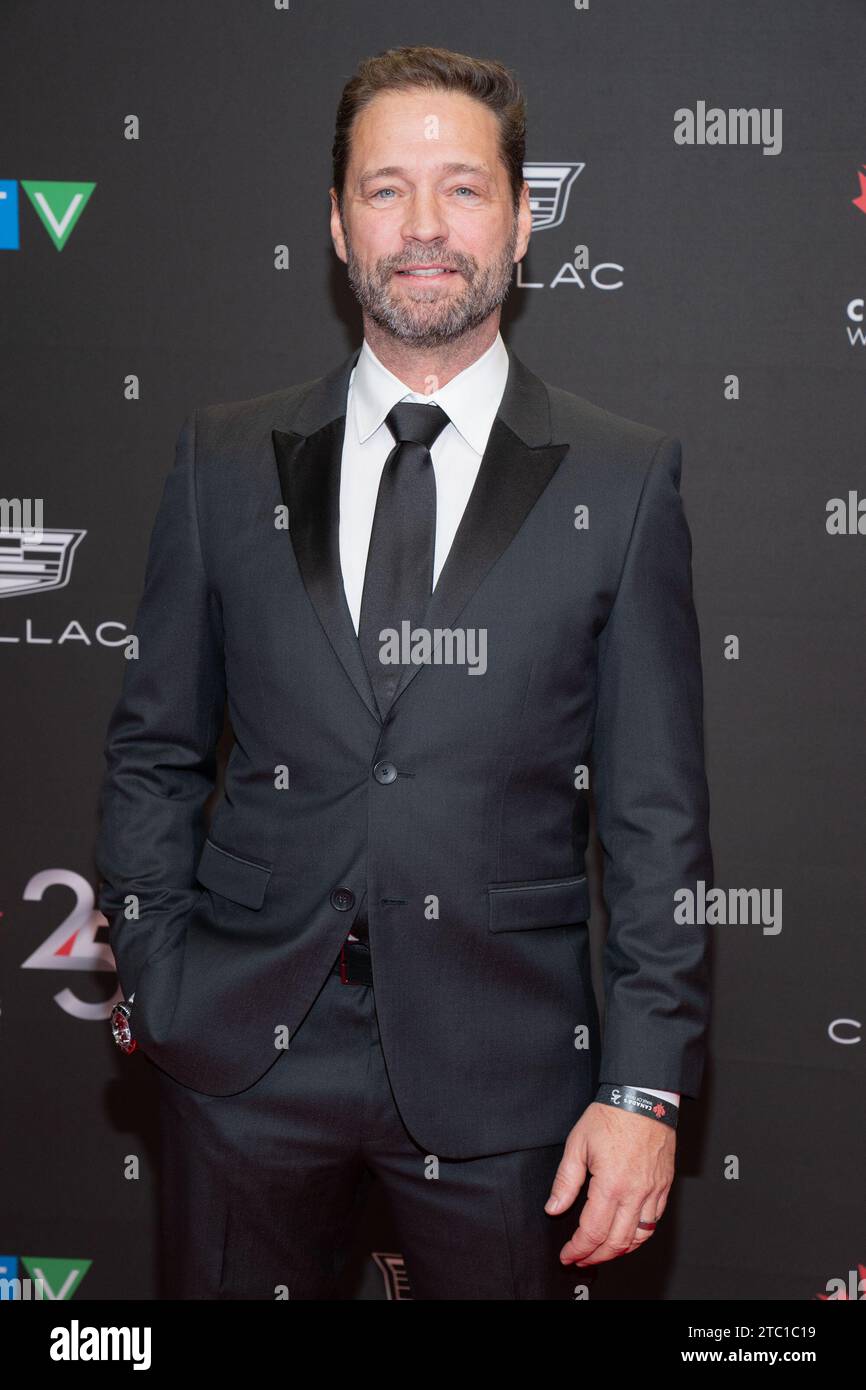 Toronto, Kanada. Dezember 2023. Jason Priestley besucht Kanadas Walk of Fame Gala im Metro Convention Centre in Toronto. Die Canada's Walk of Fame Gala ist eine offizielle Veranstaltung in Toronto, bei der bedeutende kanadische Persönlichkeiten gewürdigt werden. Der Abend beginnt mit einem Empfang mit rotem Teppich, der in einer Preisverleihung gipfelt, die an die Beiträge von Persönlichkeiten zur kulturellen Landschaft des Landes erinnert. (Foto: Shawn Goldberg/SOPA Images/SIPA USA) Credit: SIPA USA/Alamy Live News Stockfoto