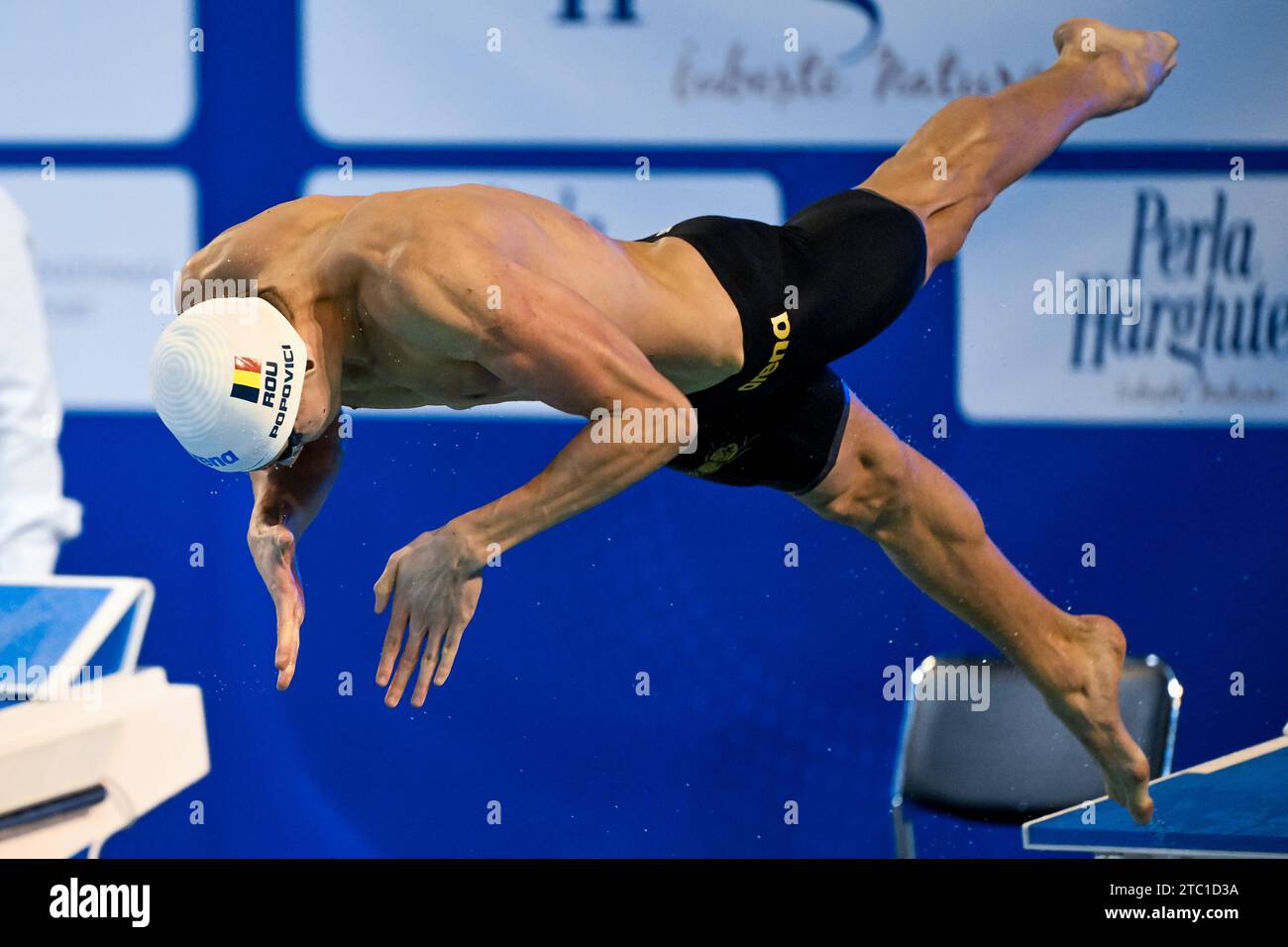 David Popovici aus Rumänien tritt am 9. Dezember 2023 beim 200 m langen Freistil-Men-Finale während der Kurzkurs-Europameisterschaft im Complex Olimpic de Natație Otopeni in Otopeni (Rumänien) an. Stockfoto