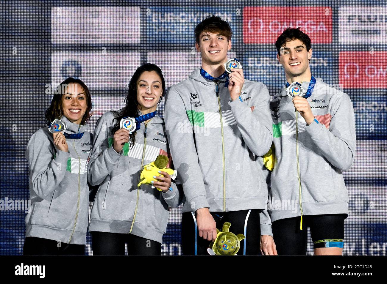 Silvia Di Pietro, Jasmine Nocentini, Alessandro Miressi und Lorenzo Zazzeri aus Italien zeigen die Silbermedaille, nachdem sie am 9. Dezember 2023 im Freestyle Relay Mixed Final im 4x50 m langen Freestyle Relay bei den Kurzkurs-Schwimmmeisterschaften im Complex Olimpic de Natație Otopeni in Otopeni (Rumänien) teilgenommen hatten. Stockfoto