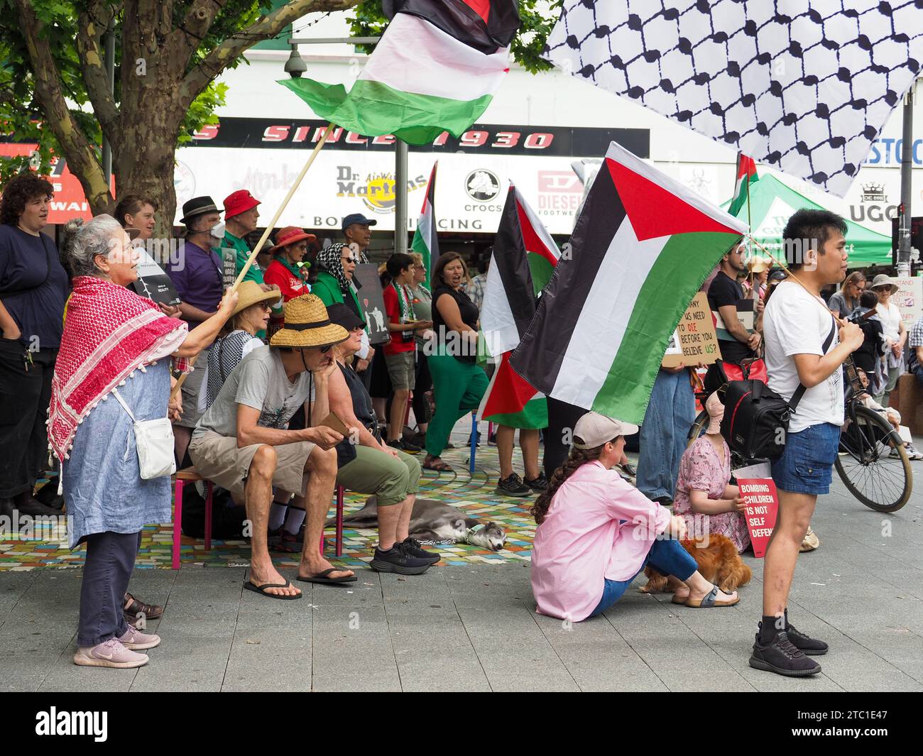 Australien, Canberra, 10. Dezember 2023. Nationaler palästinensischer Aktionstag: Hunderte von Demonstranten kommen wieder, um sich zu versammeln und zu marschieren, um Gaza und Palästina zu unterstützen und einen sofortigen Waffenstillstand zu fordern. Quelle: Leo Bild/Alamy Live News Stockfoto