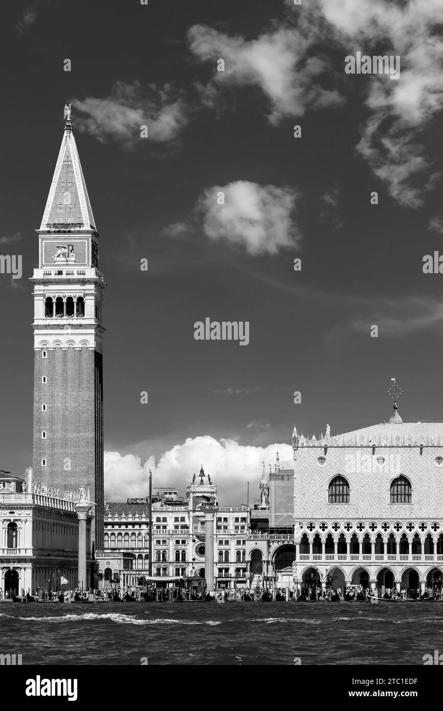 Schwarz-weiß Blick auf den Markusplatz und den Dogenpalast vor einem wunderschönen Himmel, Venedig, Italien Stockfoto