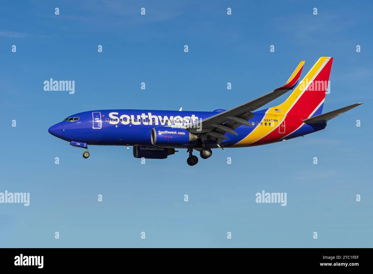 Die Boeing 737 der Southwest Airlines mit der Registrierung N248WN wird bei der Landung gezeigt. Stockfoto