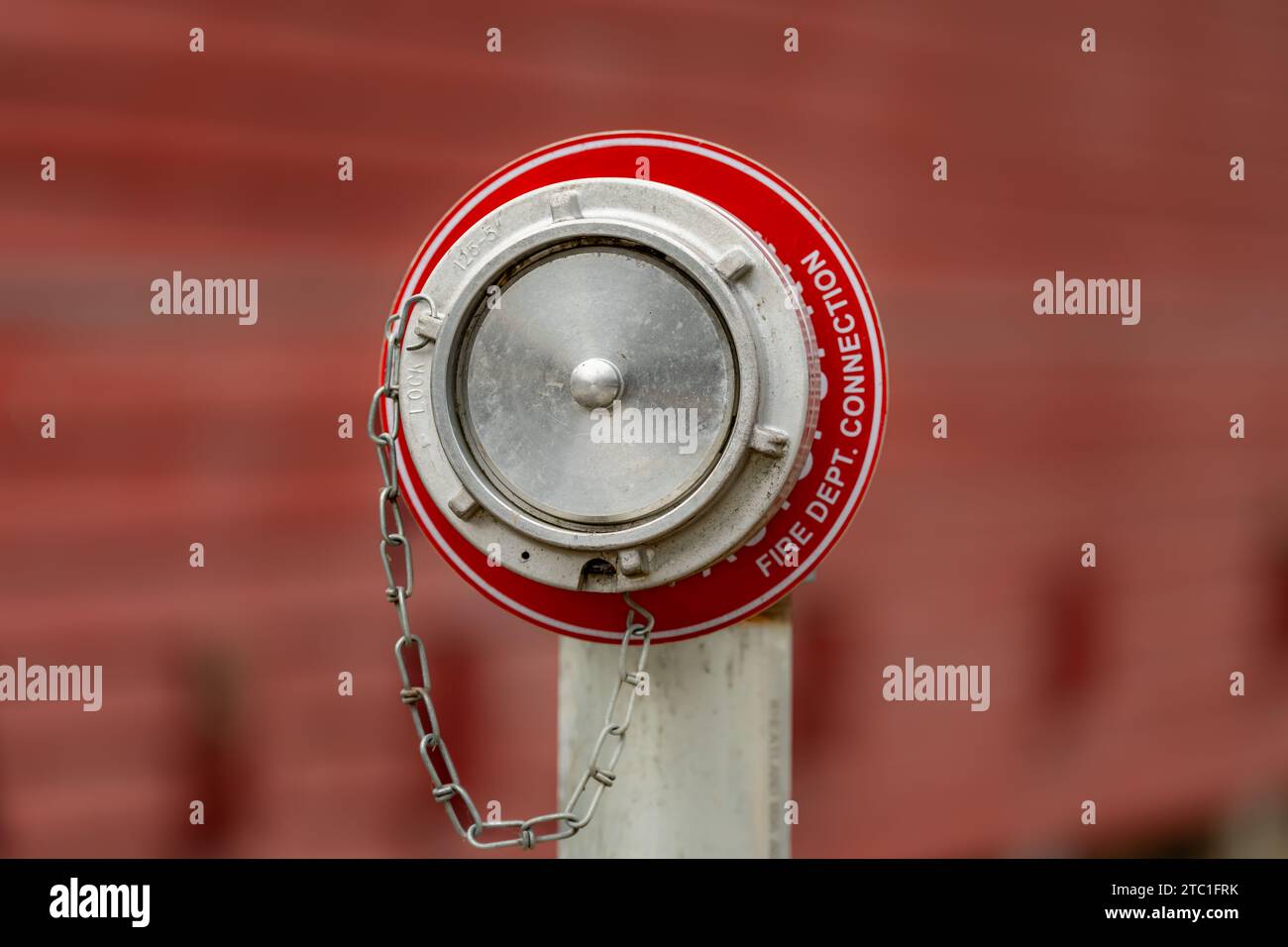 Nahaufnahme eines Feuerwehrhydrantenanschlusses für eine Sprinkleranlage für eine einspurige Holzbrücke. Stockfoto