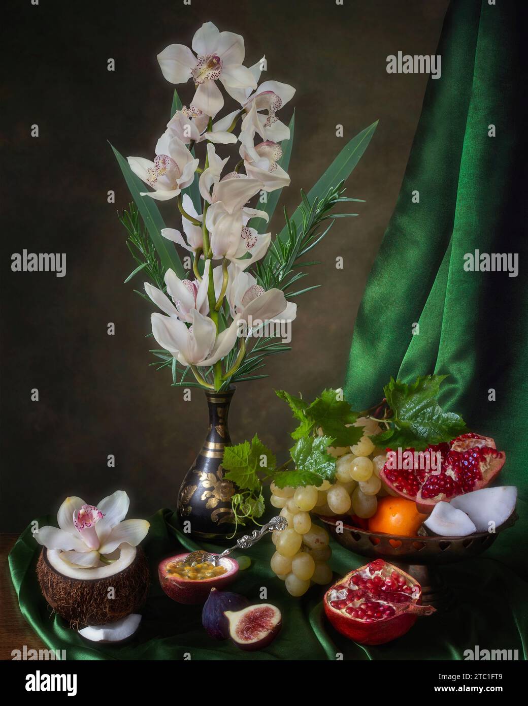 Stillleben mit Orchideenzweig und exotischen Früchten Stockfoto