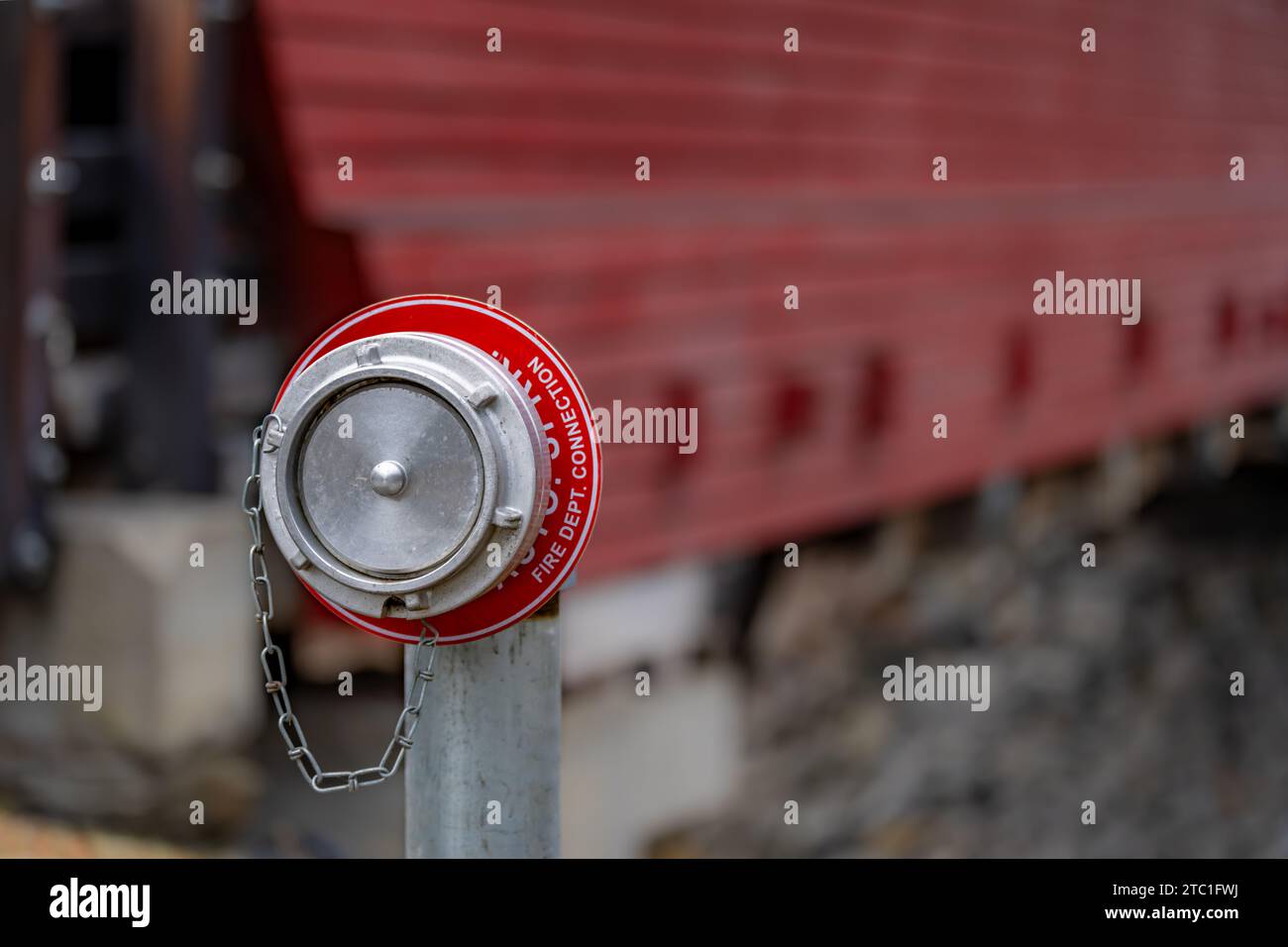 Nahaufnahme eines Feuerwehrhydrantenanschlusses für eine Sprinkleranlage für eine einspurige Holzbrücke. Stockfoto