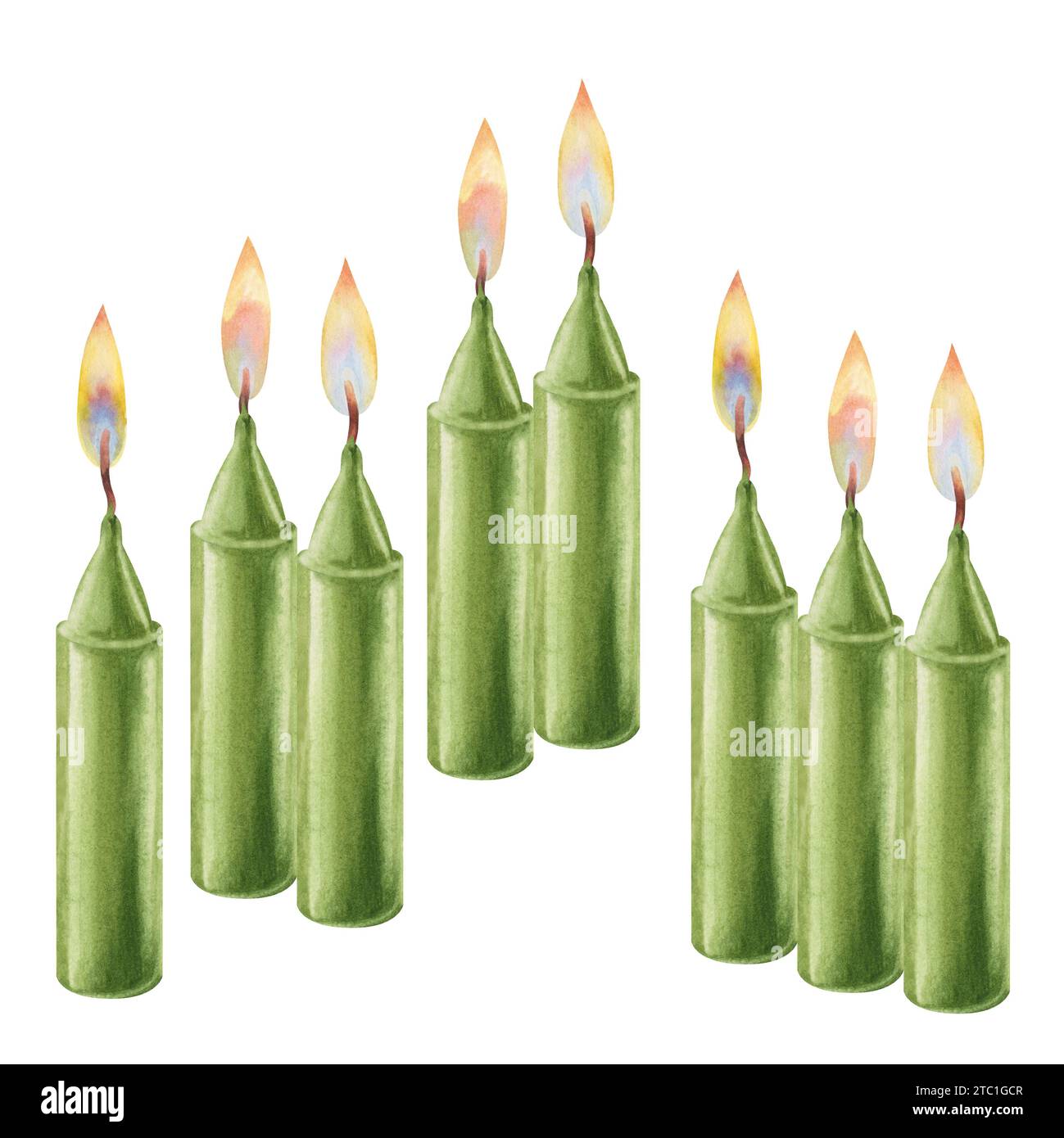 Grüne Kerzen mit Flamme aus Tannenzweigen für Weihnachten, Kerzen, Hochzeit, Geburtstag, Ostern, Magie, Gedenktag, Spa und Urlaub für Invi Stockfoto