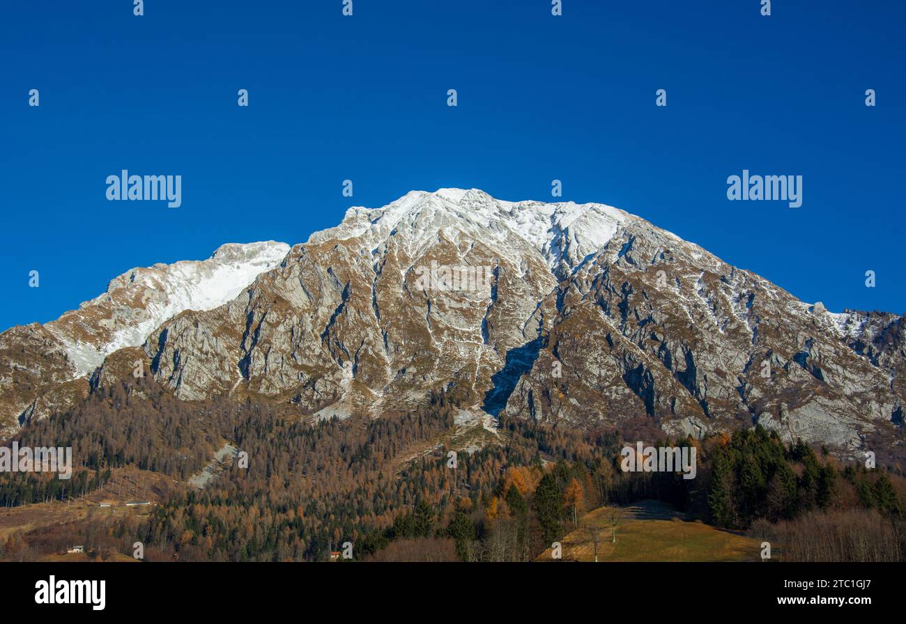 Ein Frühlingsschnee auf den Alpago Bergen Stockfoto