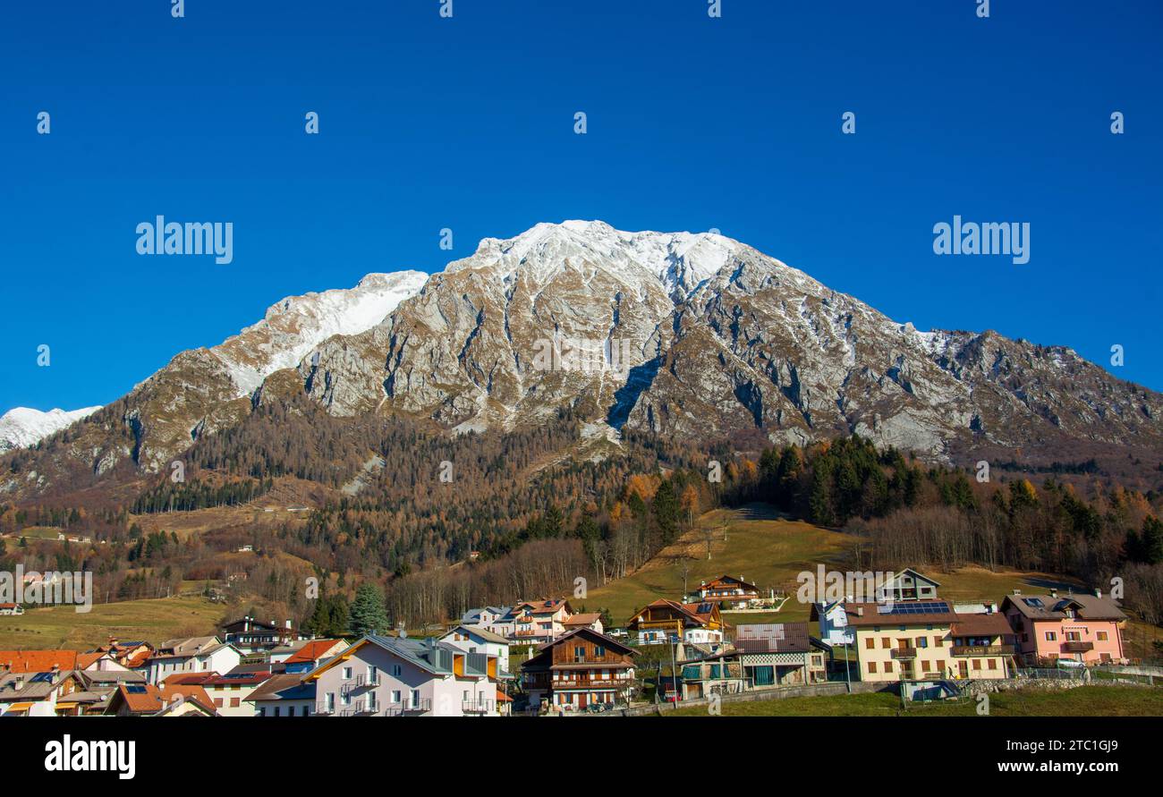 Ein Frühlingsschnee auf den Alpago Bergen Stockfoto