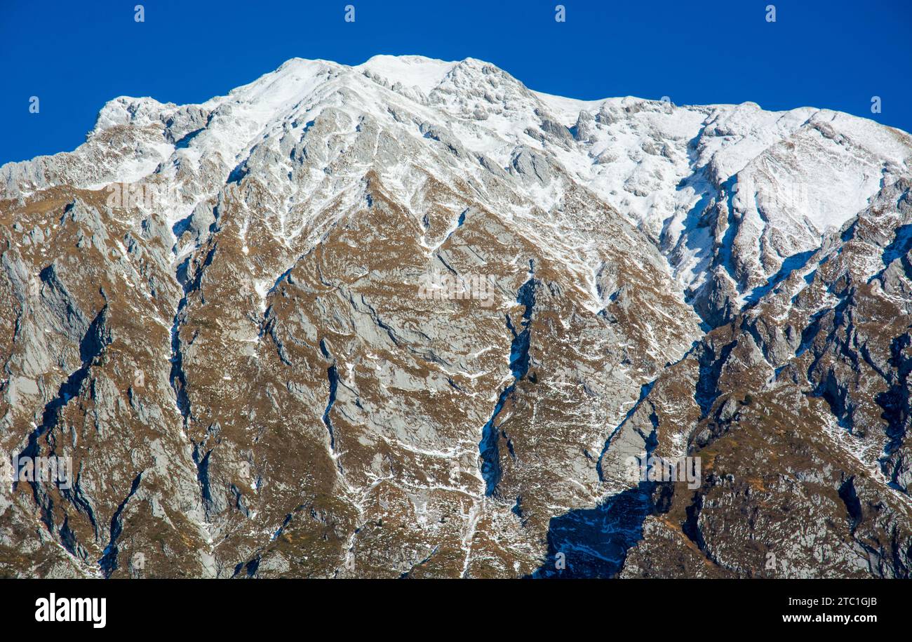 Ein Frühlingsschnee auf den Alpago Bergen Stockfoto