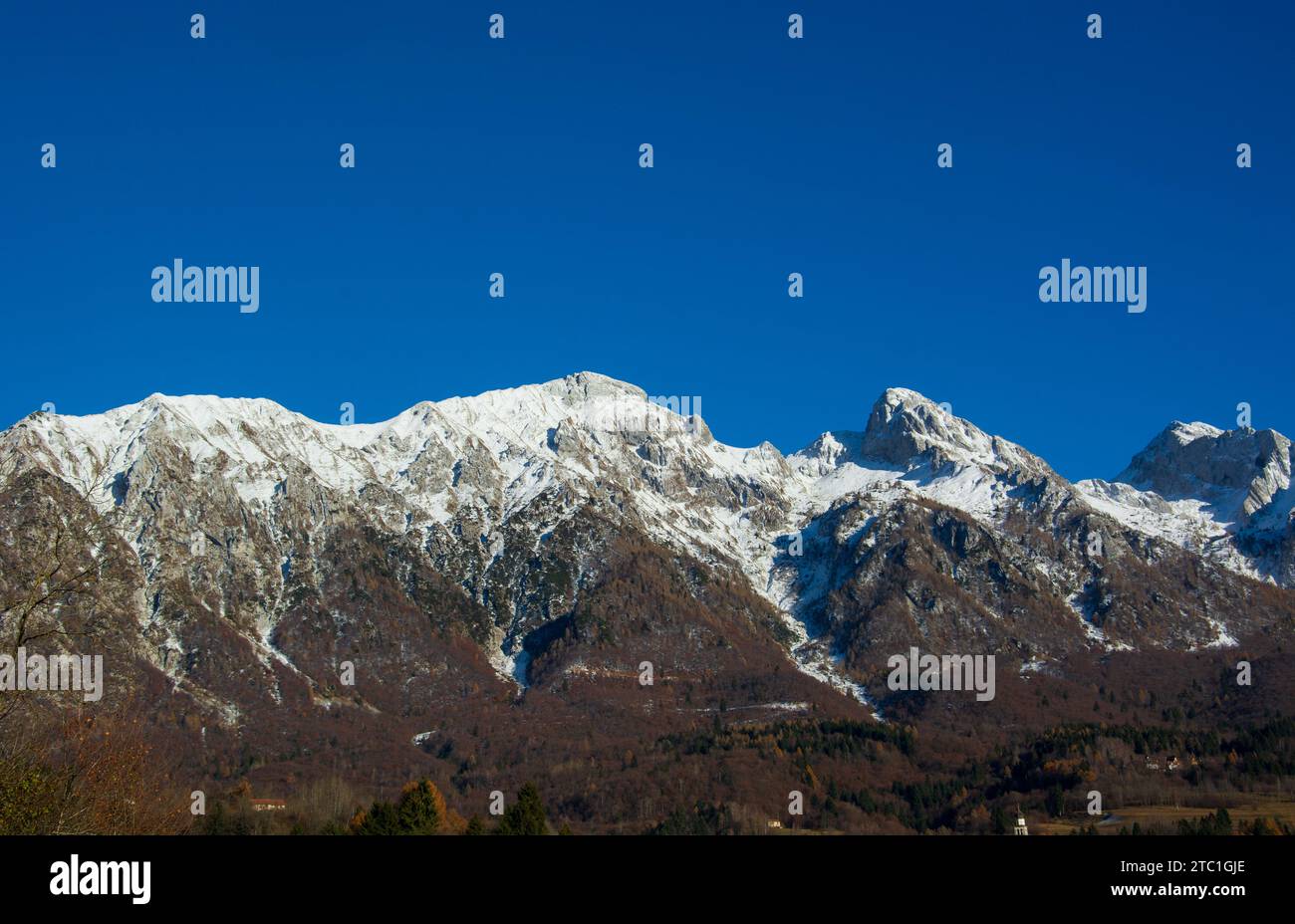 Ein Frühlingsschnee auf den Alpago Bergen Stockfoto