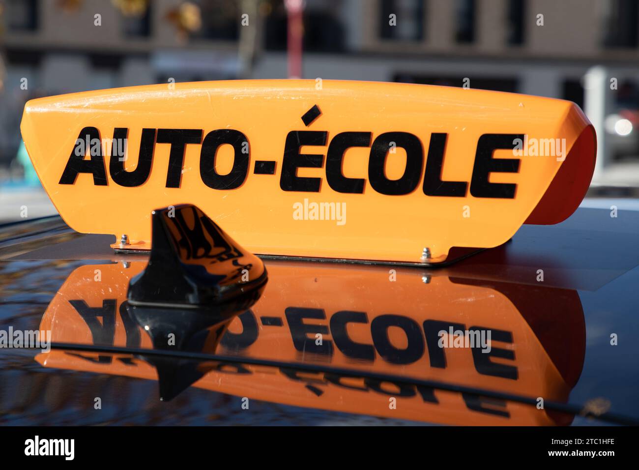 frankreich Fahrschule Fahrzeug in der Verkleidung auf dem Autodach mit Text french Auto ecole zum Lernen der Fahrt Stockfoto