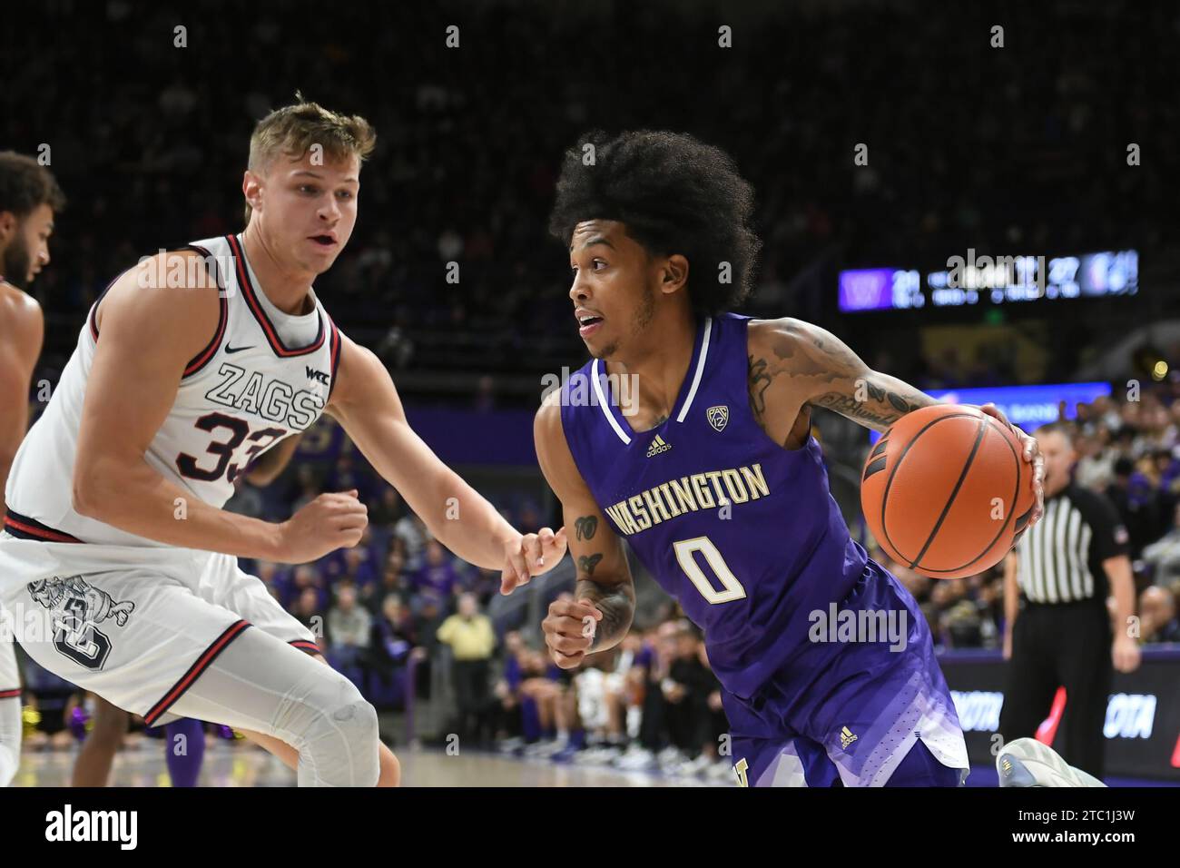 9. Dezember 2023: Koren Johnson (0) fährt die Baseline während des NCAA-Basketballspiels zwischen den Gonzaga Bulldogs und Washington Huskies im HEC Edmundson Pavilion in Seattle, WA. Washington besiegte Gonzaga 78–73. Korrekturen für eine frühere Version dieses Fotos mit einem falschen Überschriftendatum. Steve Faber/CSM Stockfoto