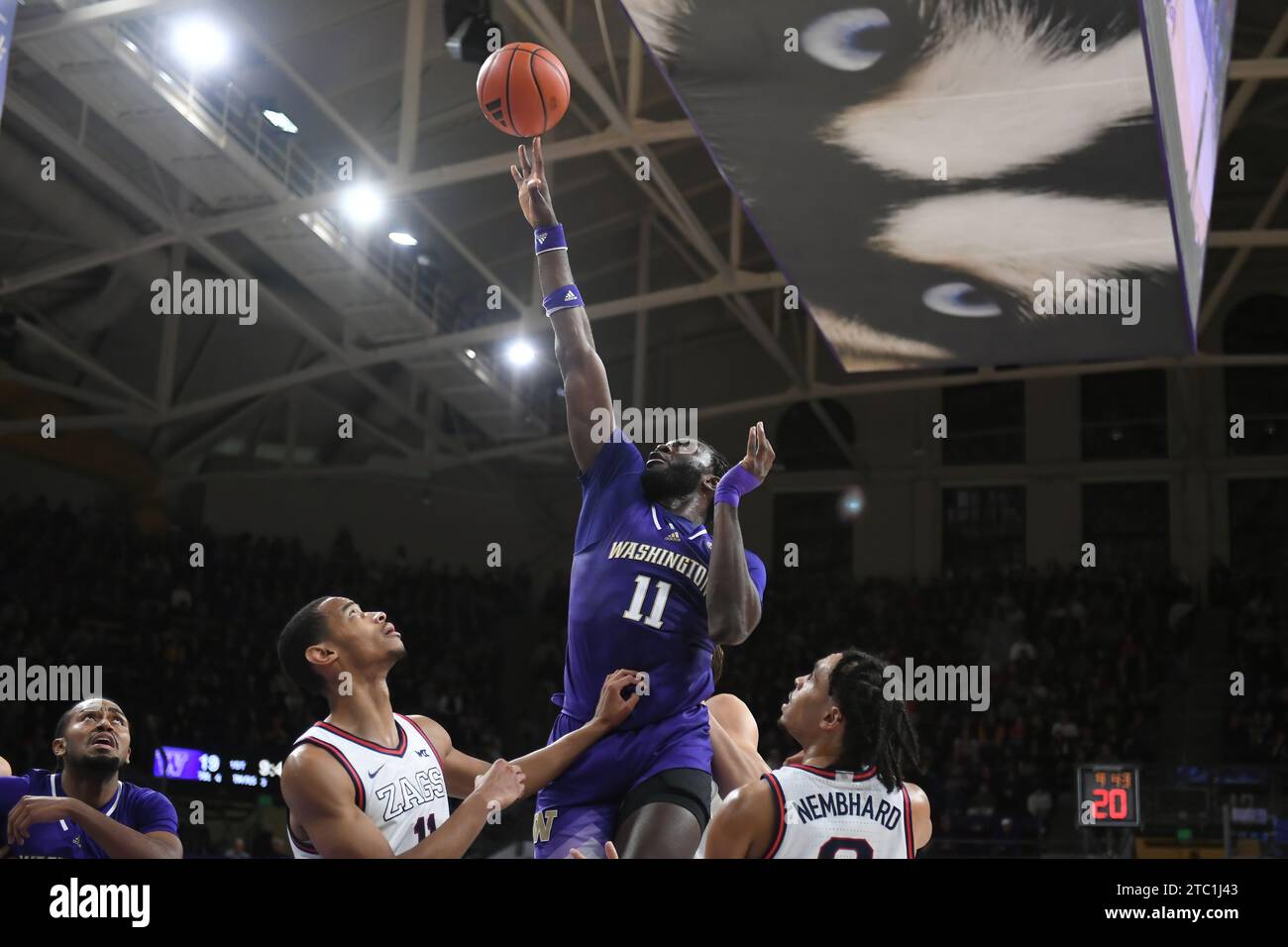 9. Dezember 2023: Das Washington Huskies Center Franck Kepnang (11) veröffentlicht einen Schuss während des NCAA Basketballspiels zwischen den Gonzaga Bulldogs und Washington Huskies im HEC Edmundson Pavilion in Seattle, WA. Washington besiegte Gonzaga 78–73. Korrekturen für eine frühere Version dieses Fotos mit einem falschen Überschriftendatum. Steve Faber/CSM Stockfoto