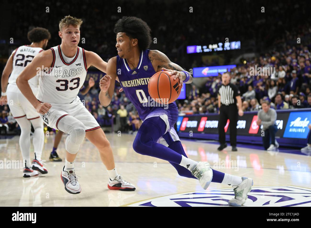 9. Dezember 2023: Der Wächter Koren Johnson (0) der Washington Huskies fährt während des NCAA Basketballspiels zwischen den Gonzaga Bulldogs und Washington Huskies im HEC Edmundson Pavilion in Seattle, WA, zum Korb. Washington besiegte Gonzaga 78–73. Korrekturen für eine frühere Version dieses Fotos mit einem falschen Überschriftendatum. Steve Faber/CSM Stockfoto