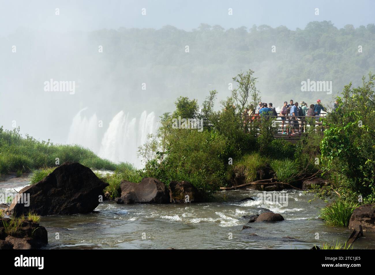 Touristen, die über Teufelskehle Ausschau halten, dem höchsten und tiefsten Teil des iguazu Falls-Nationalparks. argentinien. südamerika Stockfoto