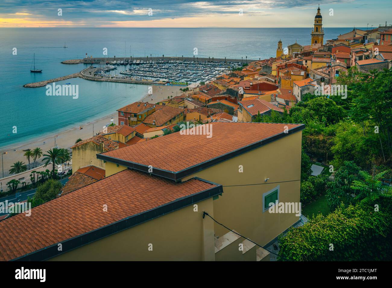 Fantastischer Blick auf die Stadt mit Altstadt und Hafen, Menton, Provence Alpes Cote d Azur, Frankreich, Europa Stockfoto
