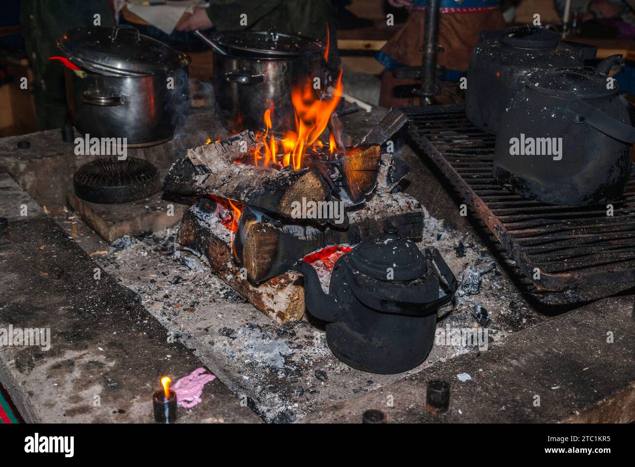 Saariselka, Finnland - 29. November 2010: Kamin in einer samischen „kota“ war früher Gastgeber eines Dinner-Events für Touristen. Stockfoto