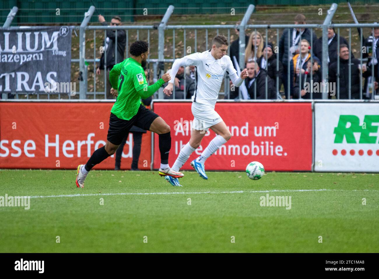 Rödinghausen, Deutschland 09. Dezember 2023: Regionalliga West – 2023/2024 – SV Rödinghausen gegen 1 FC. Bocholt im Bild: v. li. im Zweikampf Leon Tia (Rödinghausen) und Marko Stojanovic (Bocholt) Stockfoto