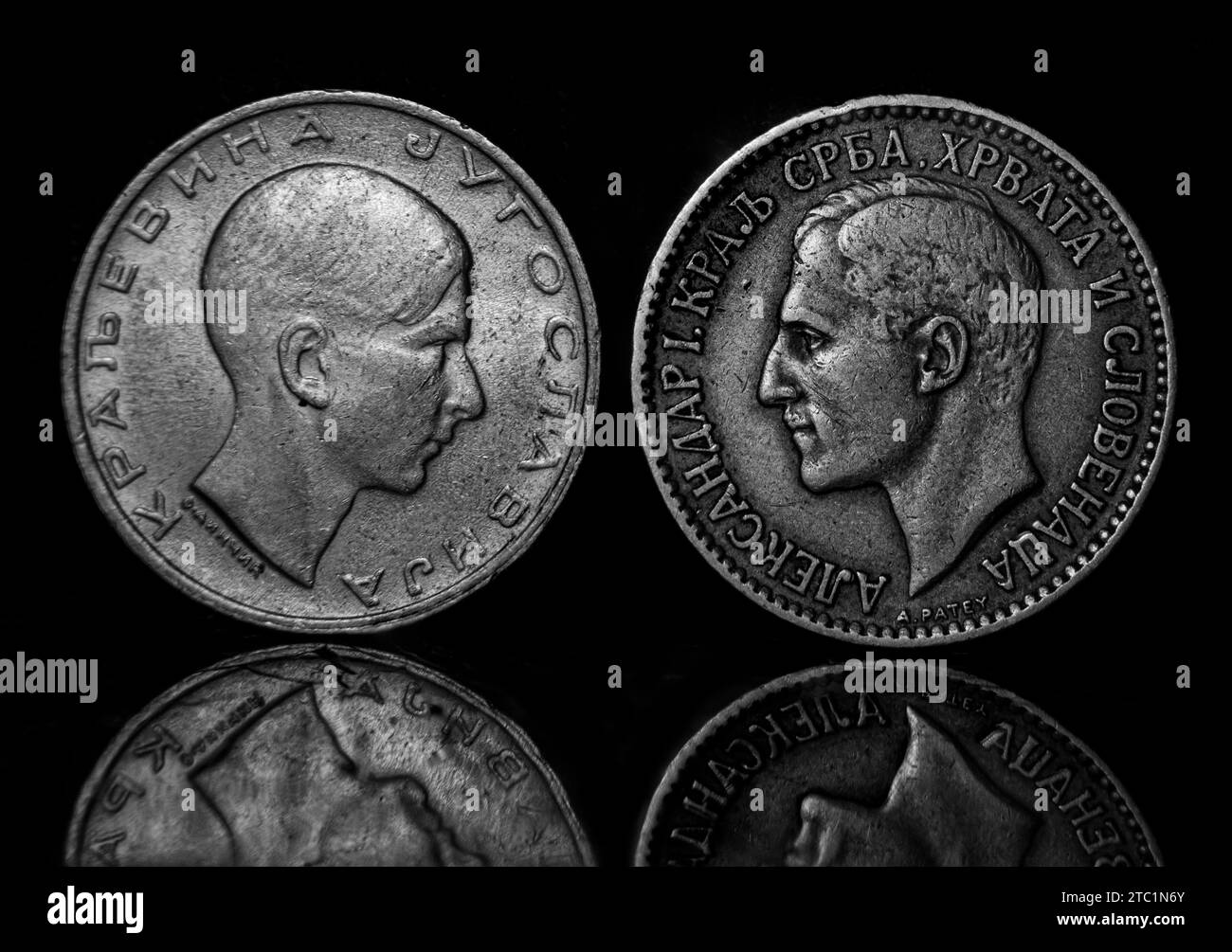 Ein Nahbild einer Silbermünze mit König Peter und König Alexander von Jugoslawien Stockfoto