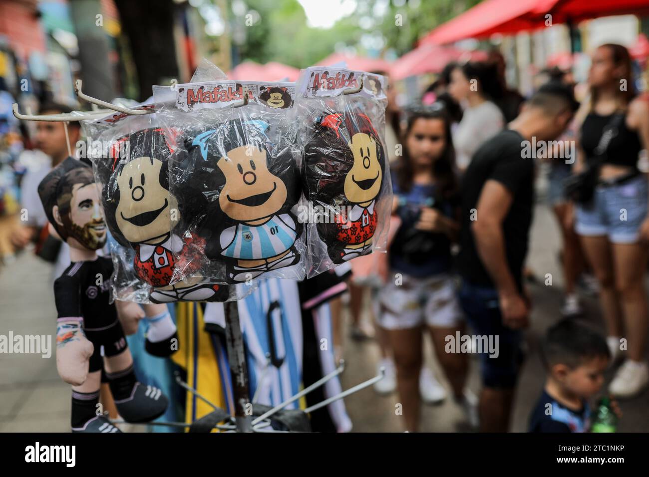 Eine Reihe von Figuren der berühmten Comicfigur „Mafalda“, die im Sektor „Caminitos“ vor dem Regierungswechsel inmitten wirtschaftlicher und sozialer Umwälzungen zu sehen war. Der designierte Präsident Javier Milei von La Libertad Avanza, ein rechtsextremer Libertäter, der mit exzentrischen und radikalen Vorschlägen auf die argentinische politische Bühne aufbrach, wird am Sonntag, den 10. Dezember das Amt übernehmen und den amtierenden Peronisten Alberto Fernández ersetzen. Milei beschreibt sich selbst als einen 'anarcho-kapitalistischen' Libertären, der die Größe des Staates drastisch reduzieren und den lokalen Peso durch den US-Dollar ersetzen will. Die neue Regierung steht der gegenüber Stockfoto