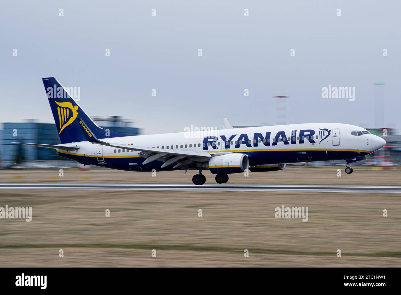 Ryanair Boeing 737-800 Minuten vor der Landung am Flughafen Prag Stockfoto