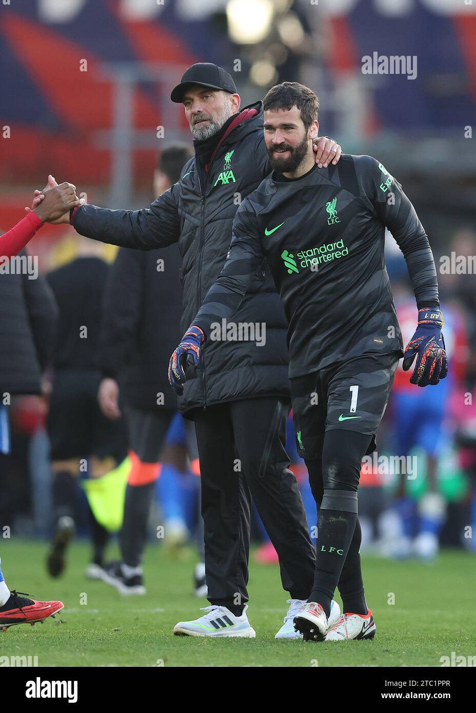 London, Großbritannien. Dezember 2023. Jurgen Klopp, Manager von Liverpool und Alisson Becker von Liverpool nach dem Spiel der Premier League in Selhurst Park, London. Der Bildnachweis sollte lauten: Paul Terry/Sportimage Credit: Sportimage Ltd/Alamy Live News Stockfoto