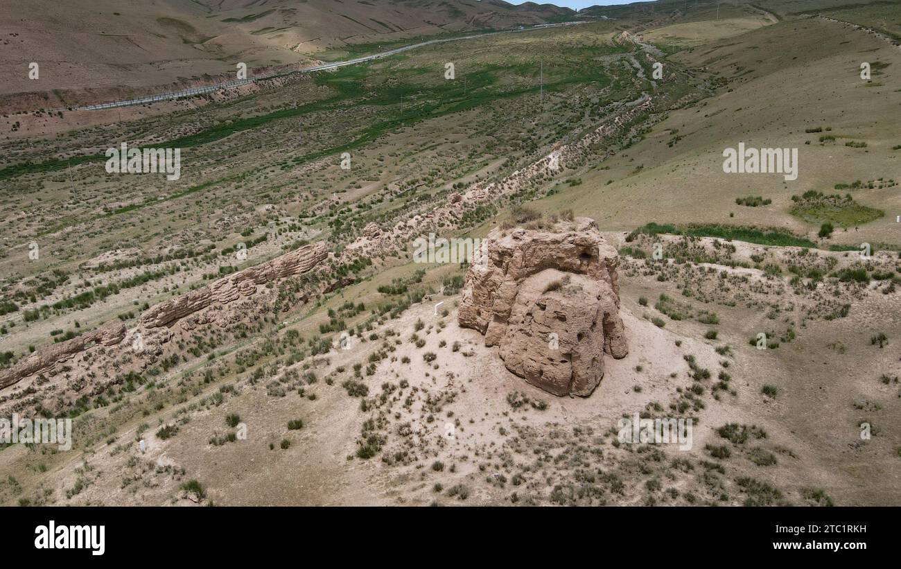 (231210) -- LANZHOU, 10. Dezember 2023 (Xinhua) -- dieses Luftbild vom 16. Juli 2023 zeigt einen abgenutzten Teil der alten Großen Mauer im tibetischen Autonomen County Tianzhu in Wuwei, nordwestchinesischer Provinz Gansu. In der Provinz Gansu befinden sich mehrere Abschnitte der Chinesischen Mauer, die insgesamt 3.654 Kilometer lang sind. Der Hexi-Korridor, ein wichtiger Teil der alten Seidenstraße, die sich durch den Süden der Provinz schlängelt, umfasst mehr als 1.400 Kilometer der Mauer, die in der Han-Dynastie (202 v. Chr.–220 n. Chr.) errichtet wurde, und über 1.200 Kilometer in der Ming-Dynastie (1368–1644). Gansu ist daher auch als Dubbe bekannt Stockfoto