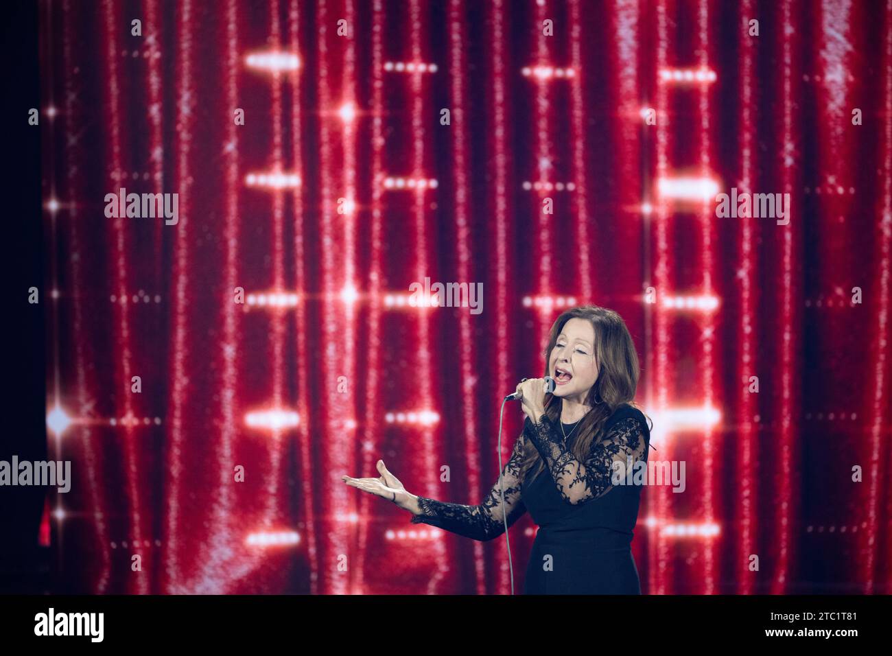 Berlin, Deutschland. Dezember 2023. Vicky Leandros, Musiker, singt während der TV-Spendengala „ein Herz für Kinder“. Quelle: Sebastian Christoph Gollnow/dpa/Alamy Live News Stockfoto
