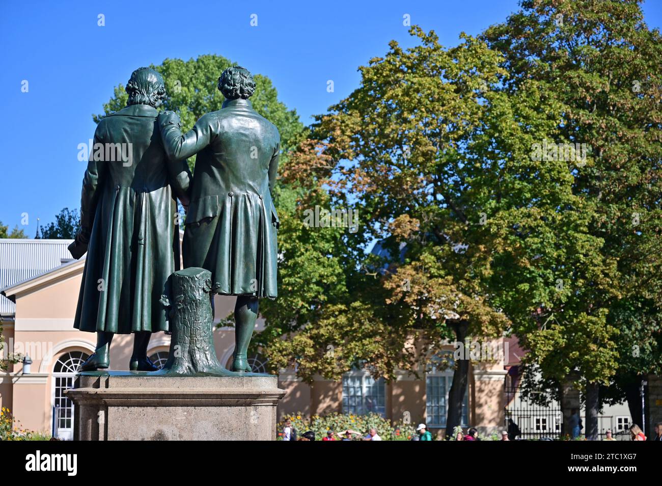 Goethe-Schiller-Denkmal vor dem Deutschen Nationaltheater am Theaterplatz in Weimar, Thüringen Stockfoto