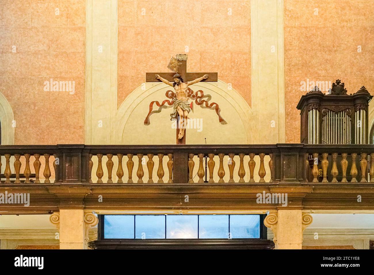 Kruzifix von jesus christus auf der Rückseite des Kirchenschiffs der Kirche Nossa Senhora da Conceição Velha in der Innenstadt von Lissabon Stockfoto