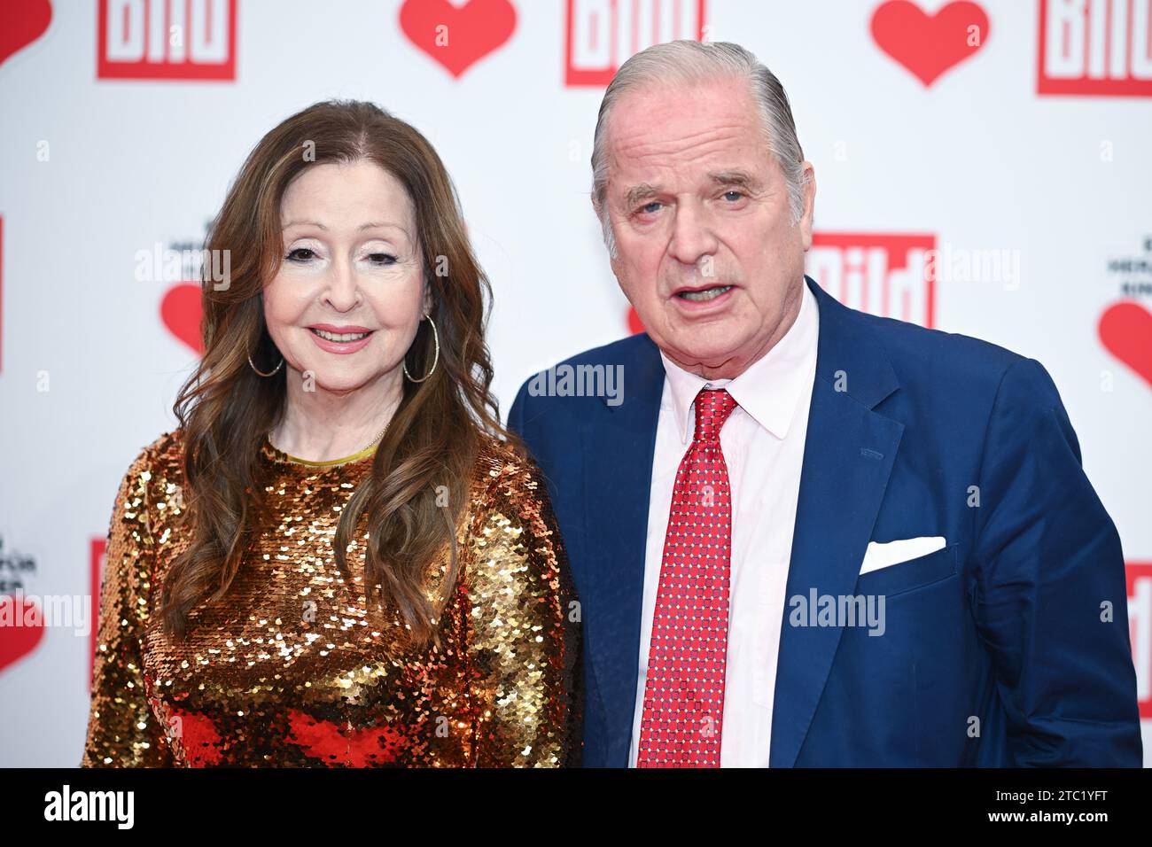 Berlin, Deutschland. Dezember 2023. Vicky Leandros, Musiker, und Enno von Ruffin stehen auf dem roten Teppich der TV-Spendengala „ein Herz für Kinder“. Quelle: Sebastian Christoph Gollnow/dpa/Alamy Live News Stockfoto