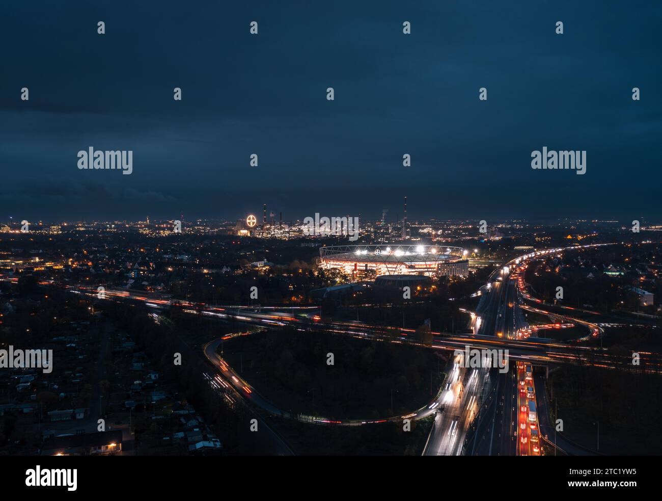 Leverkusen, Nordrhein-Westfalen, Deutschland - November 2023: Nächtliches Luftpanorama der beleuchteten BayArena, Heimstadion des Bundesliga-Fußballs Stockfoto