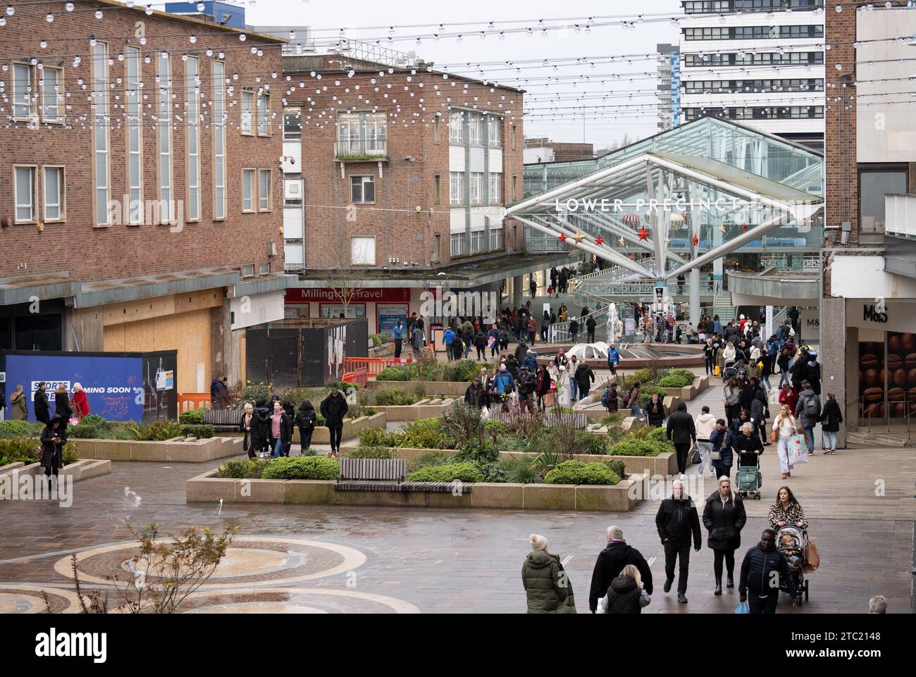 Weihnachtseinkäufer im Bezirk, Coventry, Großbritannien Stockfoto