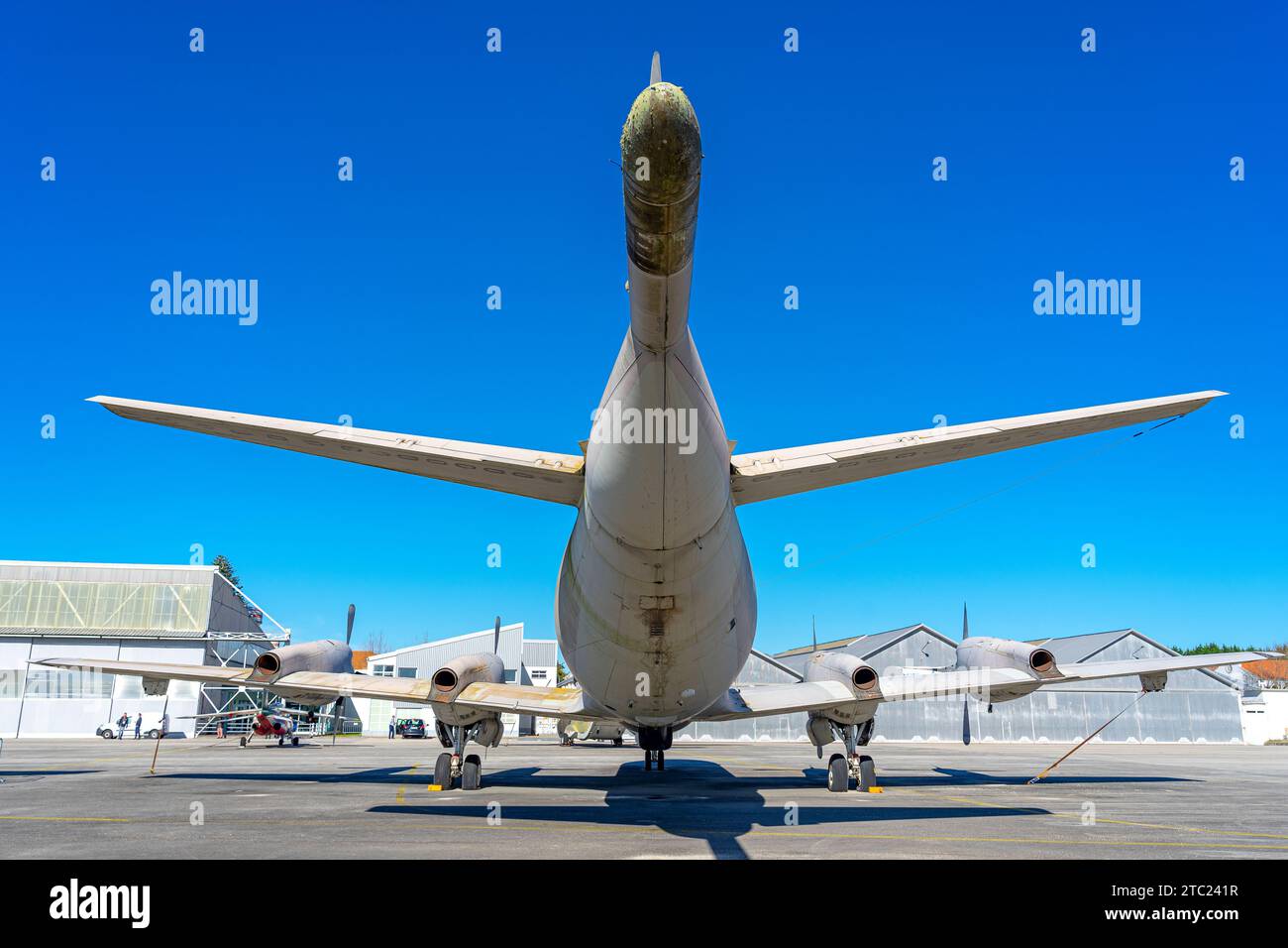 4-motoriges Propellerflugzeug auf der Landebahn des Luftstützpunktes N1 in Pero Pinheiro Stockfoto