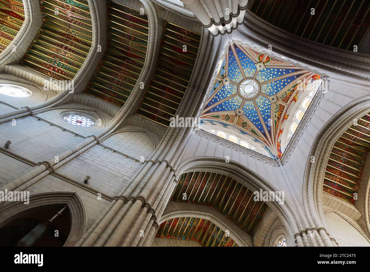 Die farbenfrohe Decke der almudena, Kathedrale in Madrid, Spanien Stockfoto