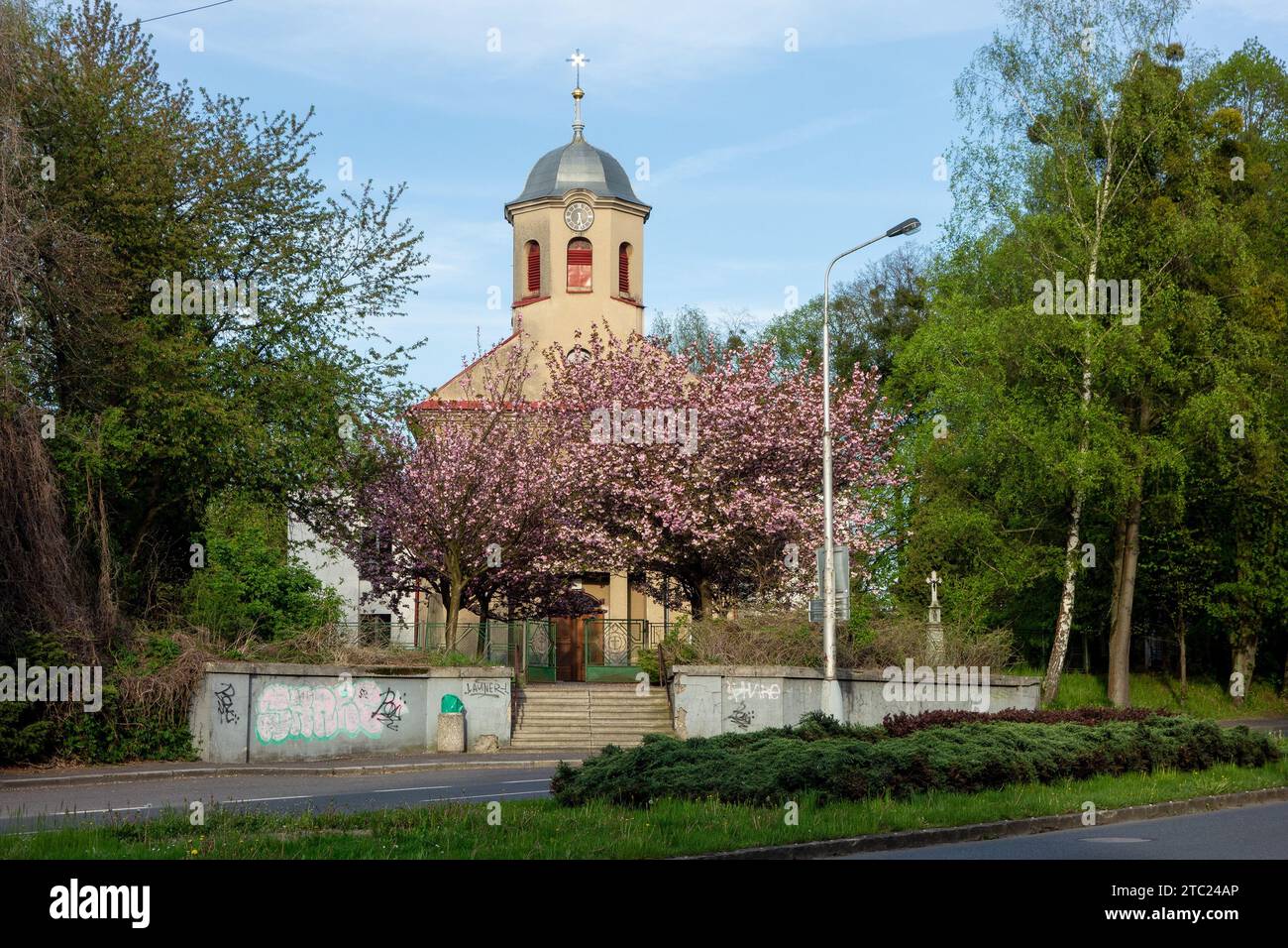 HAVIROV, TSCHECHISCHE REPUBLIK - 4. MAI 2023: Kostel sv. Anny Kirche der Heiligen Anna in Havirov im Frühling mit blühenden Kirschbäumen Stockfoto