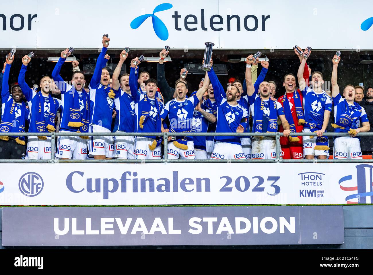 Oslo, Norwegen. Dezember 2023. Kapitän Magnus Wolff Eikrem und die Spieler von Molde feiern den Sieg im Finale des Norwegischen Pokals 2023, das NM Menn Finale, zwischen FK Bodoe/Glimt und Molde FK im Ullevaal Stadion in Oslo. (Foto: Gonzales Photo/Alamy Live News Stockfoto