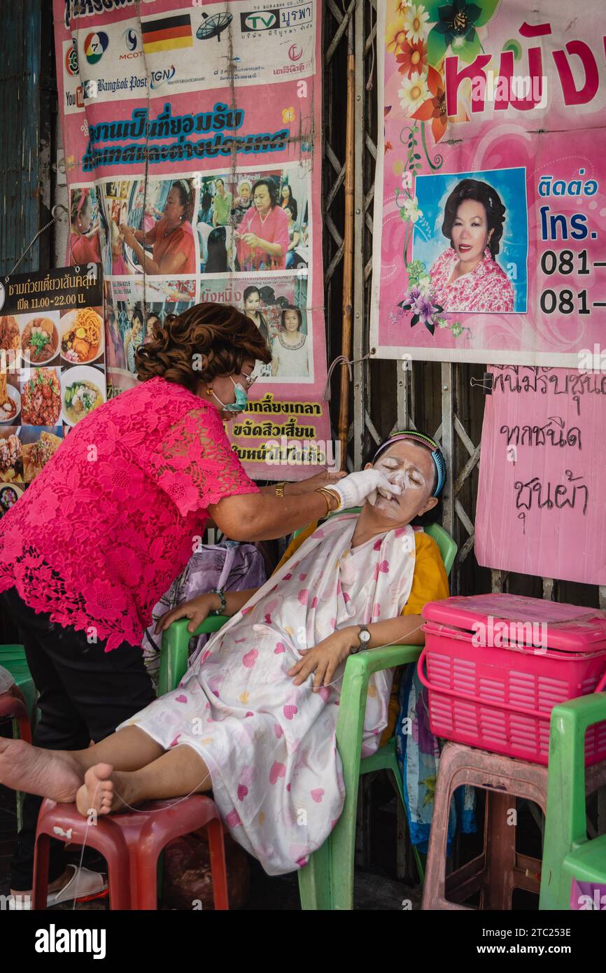 Bangkok, Thailand. Dezember 2023. Eine Mitarbeiterin eines