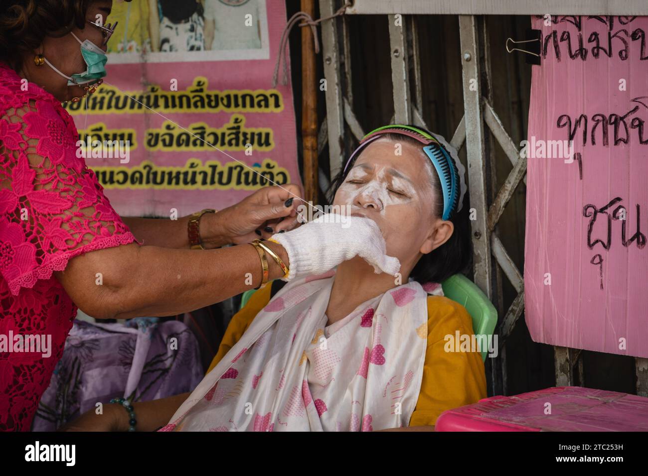 Bangkok, Thailand. Dezember 2023. Eine Mitarbeiterin eines