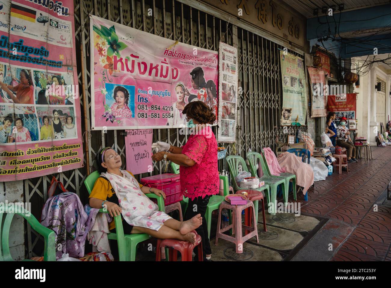 Bangkok, Thailand. Dezember 2023. Eine Mitarbeiterin eines