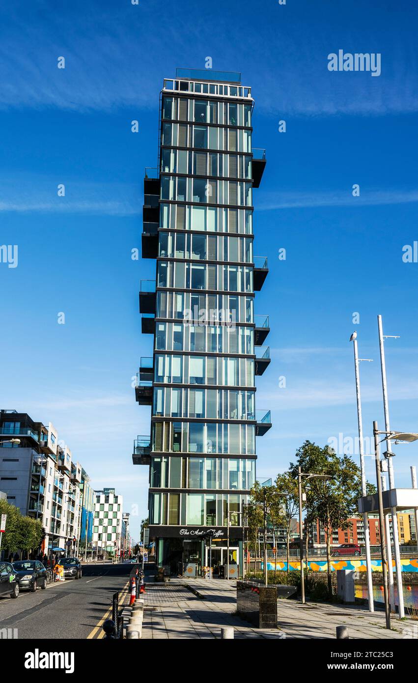 Der Wolkenkratzer Alto Vetro, ein 16-stöckiger Wohnturm im Grand Canal Dock, mit Wohnungen und Penthäusern, Southside Viertel von Dublin, Irland. Stockfoto