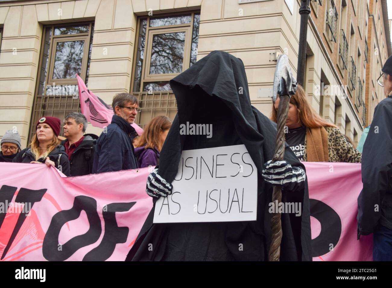 London, Großbritannien. Dezember 2023. Klimaaktivisten versammelten sich vor dem Hauptquartier von BP in Zentral-London, um gegen die Übernahme der COP28 durch Ölkonzerne zu protestieren und für Klimagerechtigkeit zu plädieren. Quelle: Vuk Valcic/Alamy Live News Stockfoto