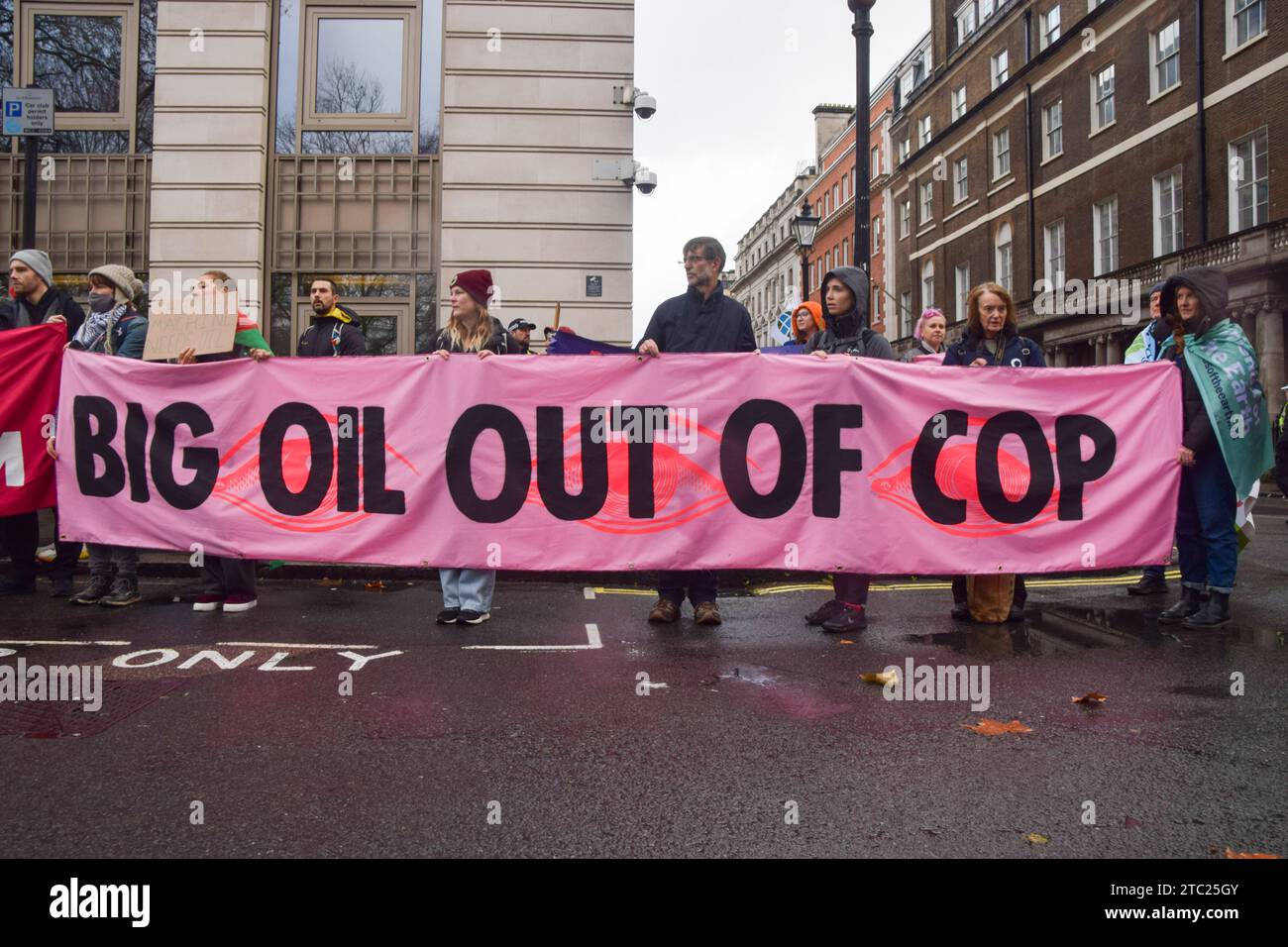 London, Großbritannien. Dezember 2023. Klimaaktivisten versammelten sich vor dem Hauptquartier von BP in Zentral-London, um gegen die Übernahme der COP28 durch Ölkonzerne zu protestieren und für Klimagerechtigkeit zu plädieren. Quelle: Vuk Valcic/Alamy Live News Stockfoto