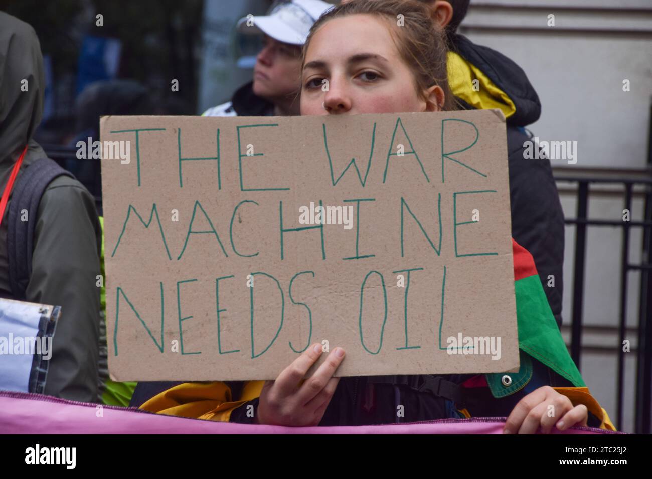 London, Großbritannien. Dezember 2023. Klimaaktivisten versammelten sich vor dem Hauptquartier von BP in Zentral-London, um gegen die Übernahme der COP28 durch Ölkonzerne zu protestieren und für Klimagerechtigkeit zu plädieren. Quelle: Vuk Valcic/Alamy Live News Stockfoto