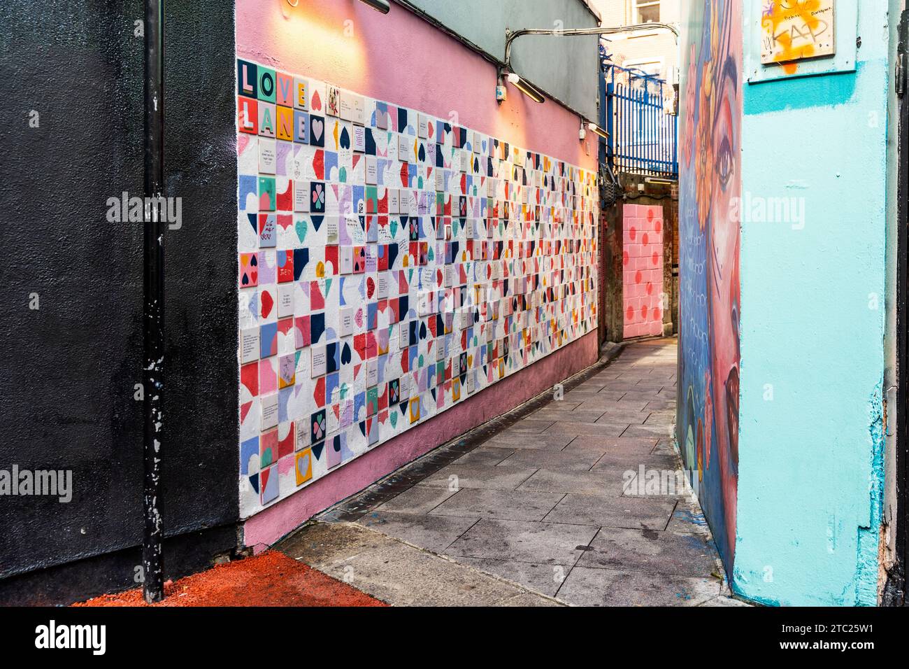 Love Lane, eine Gasse mit Wandmalereien und Keramikfliesen mit Zitaten über die Liebe, in Crampton Court, Temple Bar District, Dublin City Centre, Irland Stockfoto