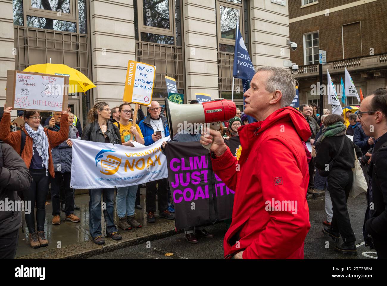 London, Großbritannien. 9. Dezember 2023: Aktivisten der Climate Justice Coalition protestieren vor dem Londoner Hauptquartier von BP beim „#NowWeRise – Day of Action for Climate Justice“, der mit der UN-Klimakonferenz COP28 zusammenfällt. Andy Soloman/Alamy Live News Stockfoto