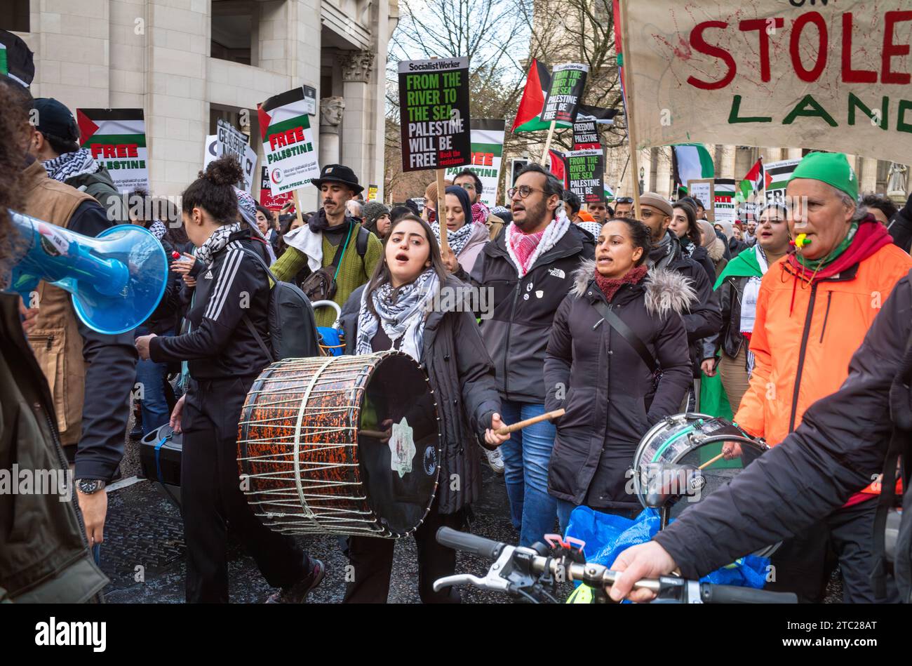 London, Großbritannien. 9. Dezember 2023: Pro-palästinensische Demonstranten spielen Trommeln bei einer Demonstration, die ein Ende der israelischen Angriffe auf Gaza fordert. Stockfoto